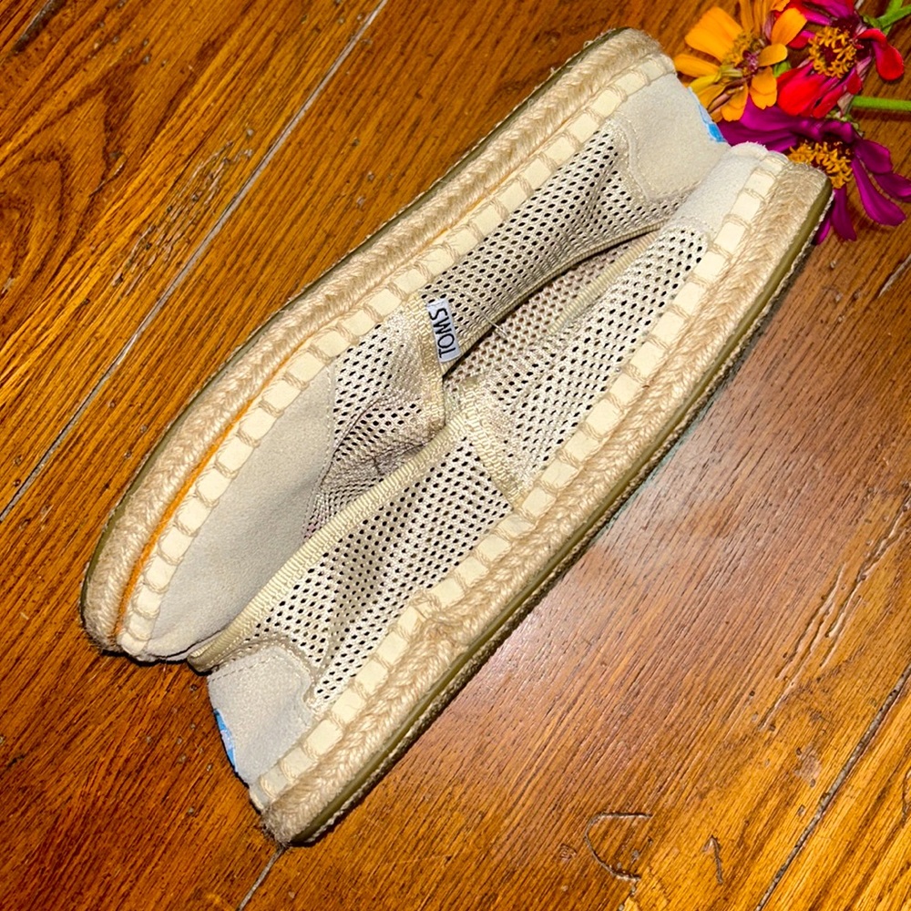 🌸TOMS⭐️LIKE NEW⭐️Tan Espadrille Slip On Mesh Shoes Size 5 GENTLY WORN 1X - Picture 3 of 8